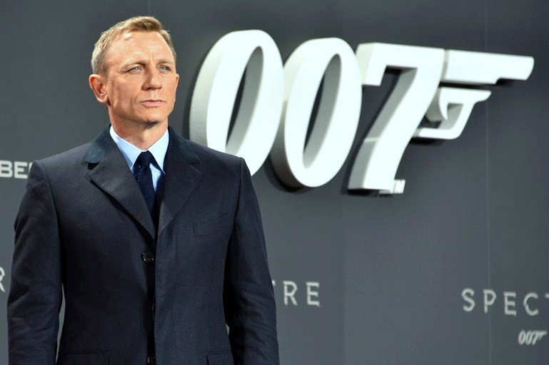 Tovább kell várni a jubileumi James Bond filmre | Vezess Ha James Bondnak ilyen kabátja lett volna… | Startlap Vásárlás