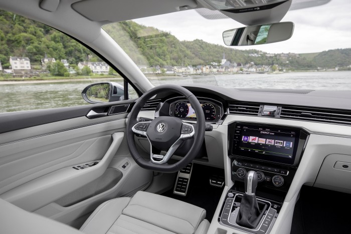 Magától gyorsít, lassít, kanyarodik a legújabb VW Passat 3 Magától gyorsít, lassít, kanyarodik a legújabb VW Passat 3