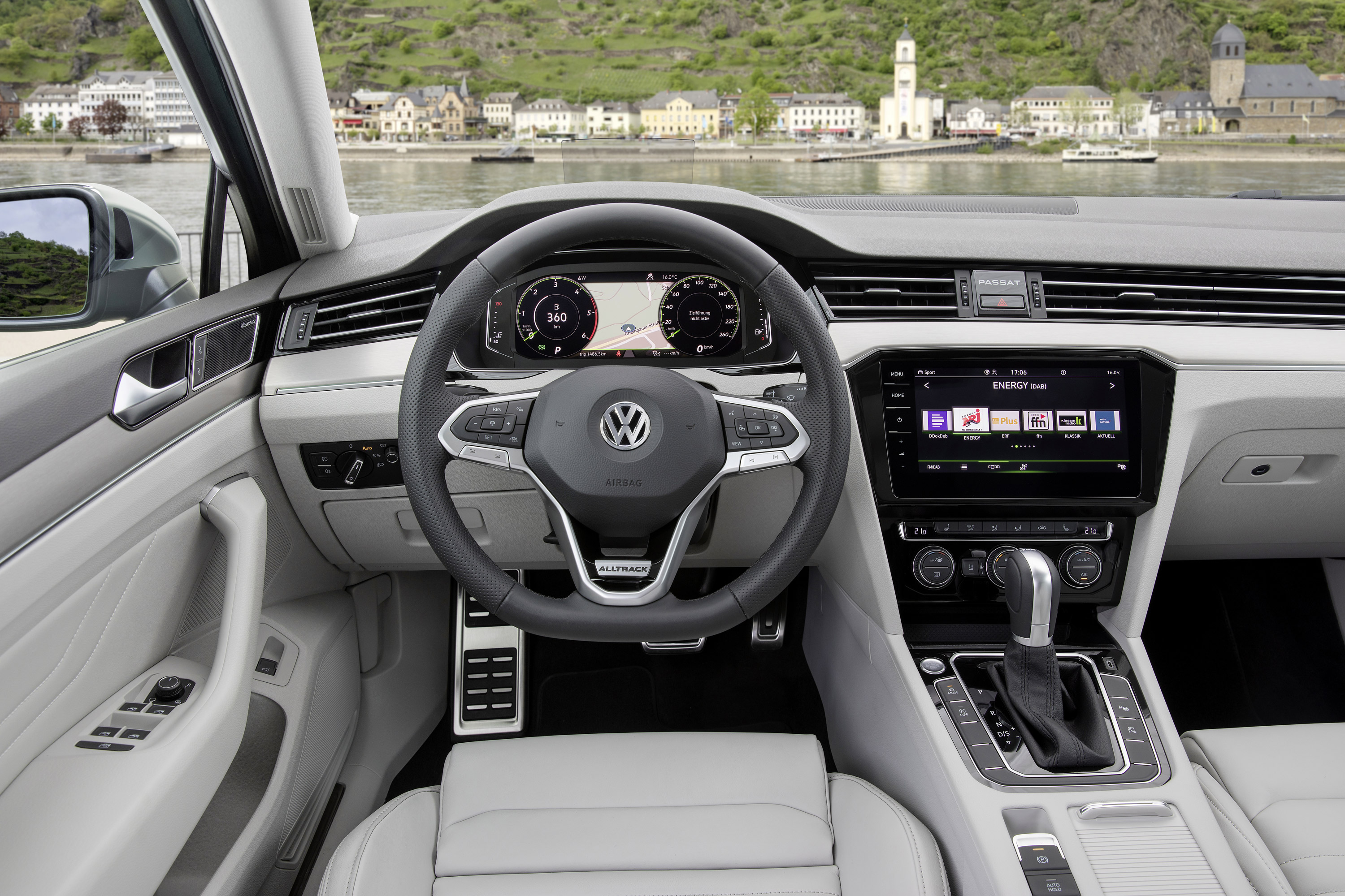 Magától gyorsít, lassít, kanyarodik a legújabb VW Passat 16