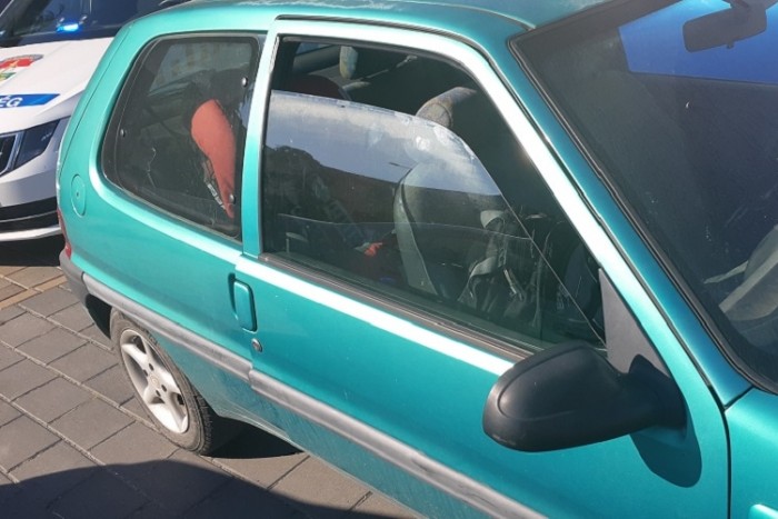 Tűző napon álló autóban hagytak egy kislányt Dorogon, a rendőrök szedték ki