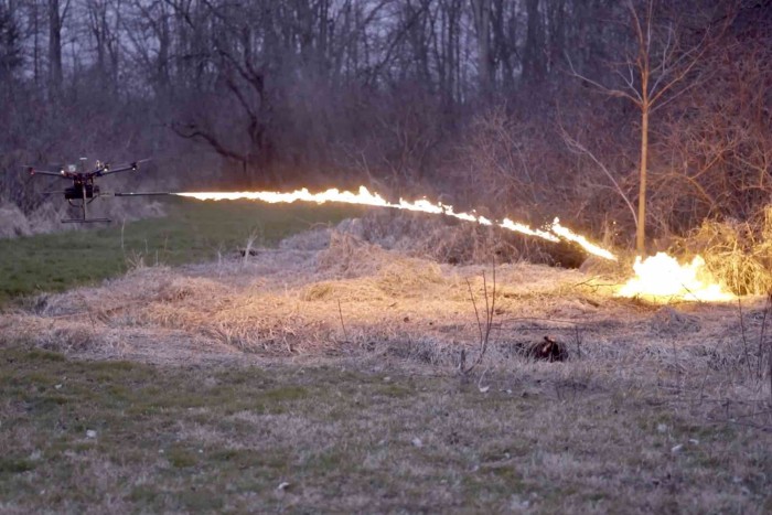 Ez a lángszórós drón az új kedvenc játékszerünk