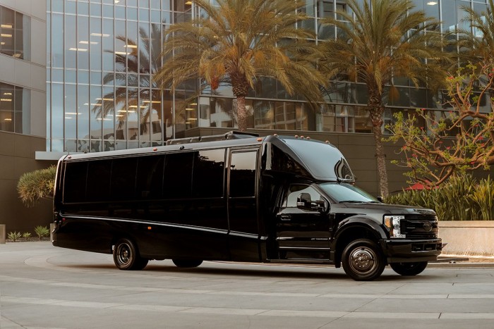 Konyha, fürdő és 24 karátos arany is van ebben a luxus tárgyalóbuszban