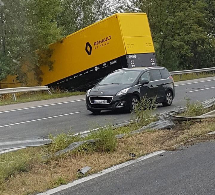 F1: Őrület, árokba csúszott a Renault kamionja az M1-esen 1 | Vezess F1: Őrület, árokba csúszott a Renault kamionja az M1-esen 1