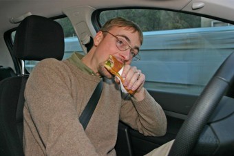 Tudod, mennyire bírságolhatnak meg, ha vezetés közben eszel?