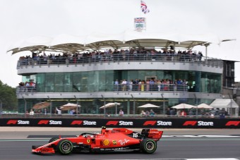 F1: Ferrari-uralom a vizes Silverstone-ban