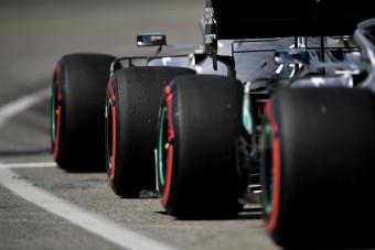 F1: 4500 gumit visz a Pirelli Abu-Dzabiba