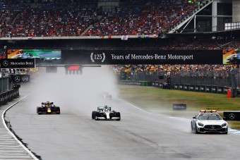 F1: Megúszta a büntetést Hamilton