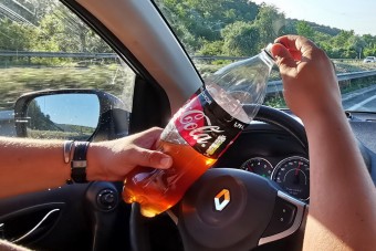 Elképesztő, miért ment szalagkorlátnak egy autós az M86-oson, tanulhatsz belőle