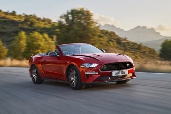 Színekkel, internettel és ünnepi modellel frissül a Mustang
