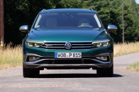 Magától gyorsít, lassít, kanyarodik a legújabb VW Passat 2