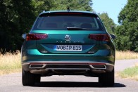 Magától gyorsít, lassít, kanyarodik a legújabb VW Passat 25
