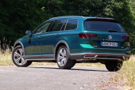 Magától gyorsít, lassít, kanyarodik a legújabb VW Passat 27