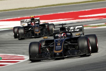 F1: A szponzor kitart a Haas mellett, eltávolítják a főnököt