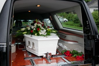 Bizarr ok miatt büntettek meg egy halottaskocsit