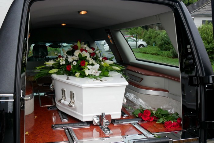 Bizarr ok miatt büntettek meg egy halottaskocsit