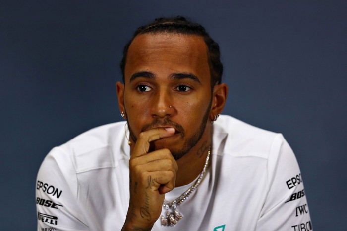 Hamilton: Egyeseknek néha kell a feltűnés