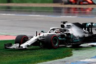 F1: A Mercedes tévéseket enged a rekordra készülő Hamilton mellé 1
