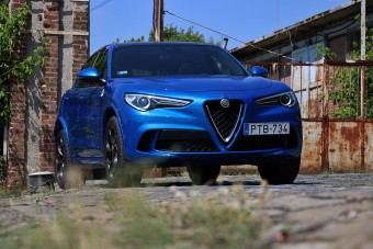 Sportautókat megszégyenítő SUV  - Stelvio Quadrifoglio