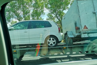 Újabb bőségesen rakott román tréler bukkant fel az M1-esen