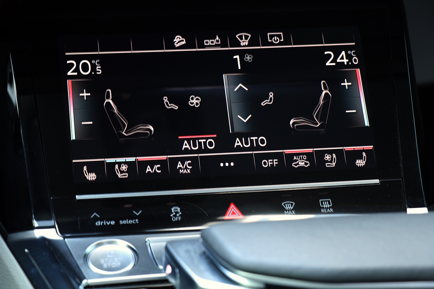 Válaszcsapás a Teslának – Teszten az Audi E-tron 55 quattro 36
