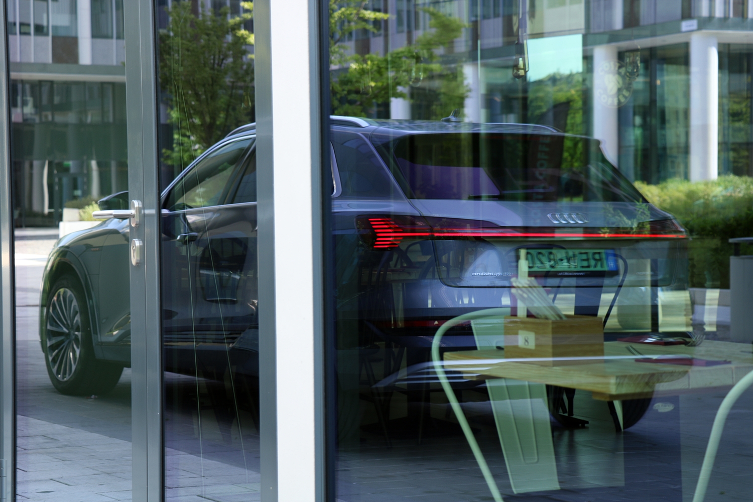 Válaszcsapás a Teslának – Teszten az Audi E-tron 55 quattro 48