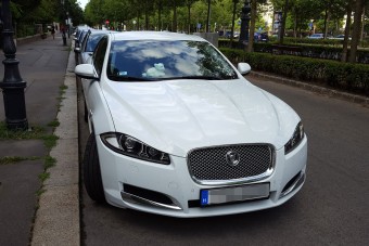 Meglepő módon védi Jaguarját egy pesti autós