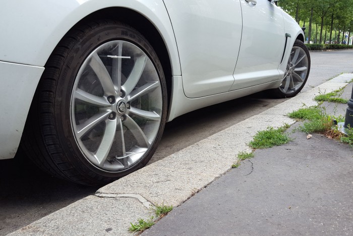 Meglepő módon védi Jaguarját egy pesti autós 2