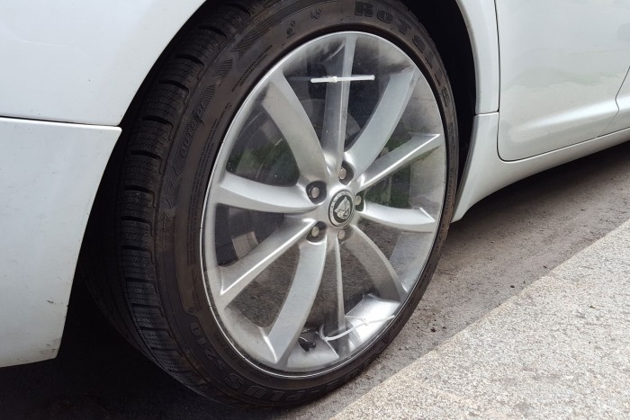 Meglepő módon védi Jaguarját egy pesti autós 3