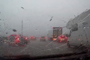 Szívszorító videón, ahogy a jég szétveri az autókat és az autósok nem tehetnek semmit