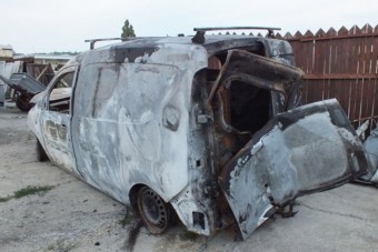 Elképesztő videón, ahogy valaki hidegvérrel felgyújtott egy autót Egerben