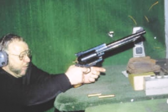 A világ legnagyobb pisztolya egy óriás tűzköpő, ami a használójára is veszélyes