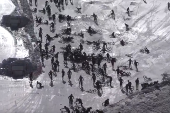 Több százan indulnak el a bringázás jeges poklába, és élvezik