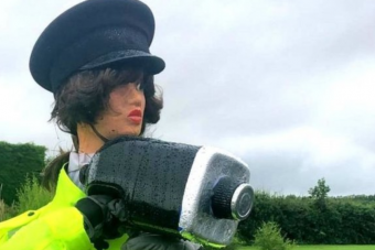 Kitömött rendőrrel küzd egy elkeseredett lakos a gyorshajtók ellen