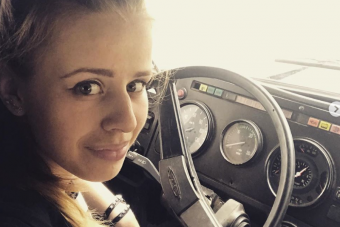 Már 200 ezer rajongója van a kamionos lánynak, aki maga szerel