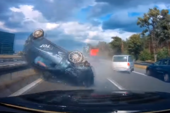 Így lesz tömegkarambol a beálló autópályán