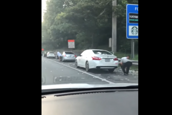 Pénz borította be az autópályát, megállt a forgalom