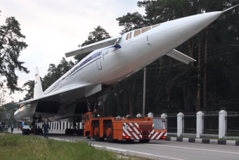 Nem semmi ahogy az orosz szuper-repülőt szállították