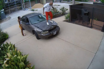 Nézd az autóst, aki ugrálva javít felgyűrt motorháztetőt