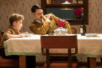 Képzelt barátként jelenik meg Hitler a mozikban