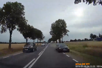 Ezek 140 km/óra felett jöttek, a szembejövő vakon előzött, ki a hibás?