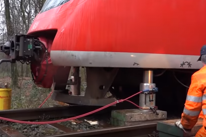 Így kerül vissza a sínekre egy kisiklott vonat