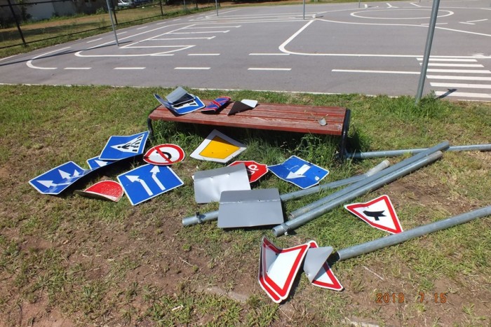 Gyerekek rongáltak KRESZ-táblákat Nyíregyházán