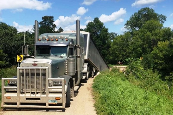 Történelmi híd szakadt le egy kamion alatt