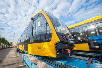 Megérkezett Budapest első új szuperhosszú villamosa