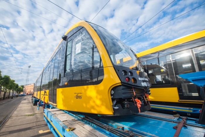 Megérkezett Budapest első új szuperhosszú villamosa