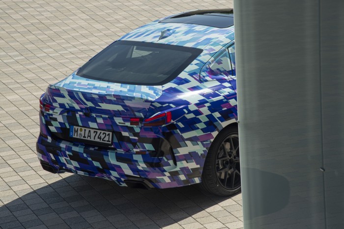 Elsőkerekes kompakttal hódít majd vevőket a BMW 6