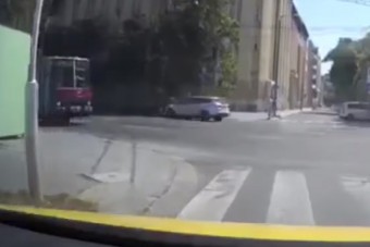 Áthajtott egy 13. kerületi piroson és csatt