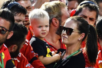 Apja fia – így repeszt a kis Räikkönen motoron