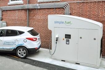 Íme a gép, ami áramból és vízből autóba tankolható hidrogént csinál