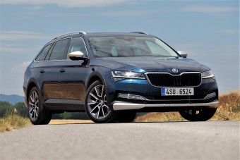 Már terepes változatban is kapható a megújult Škoda Superb